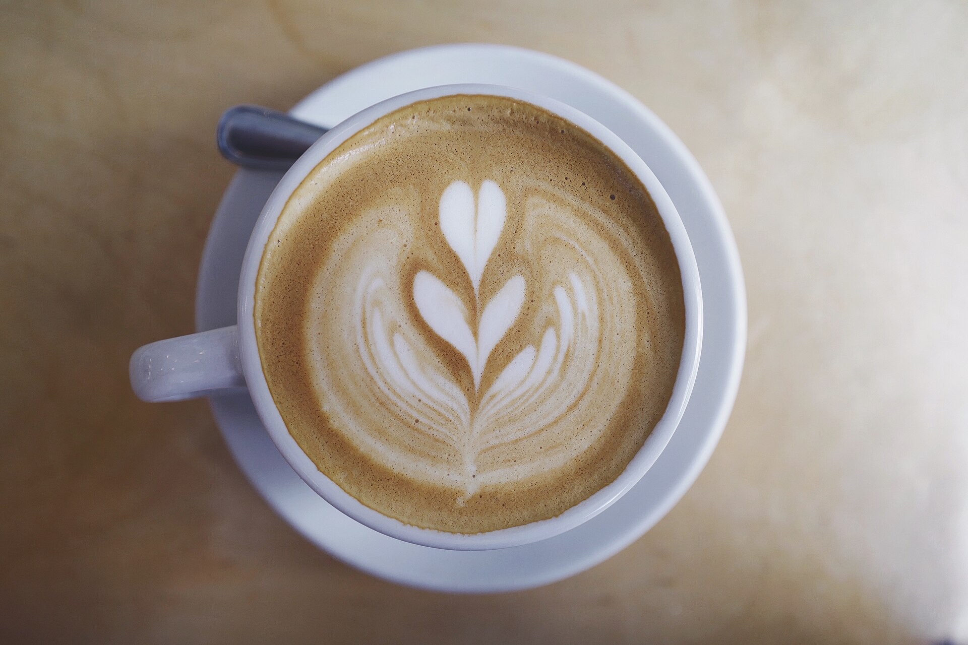 Taza de café con arte latte sobre una mesa
