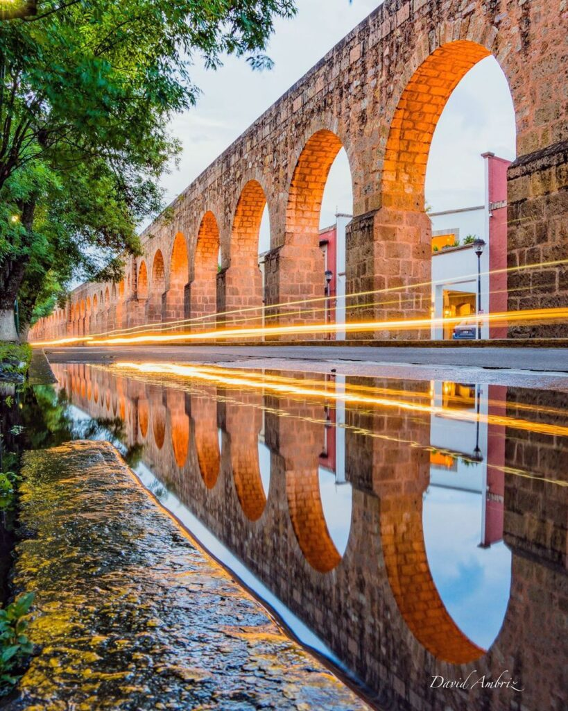 Arcos del Acueducto de Morelia reflejados en el agua de noche