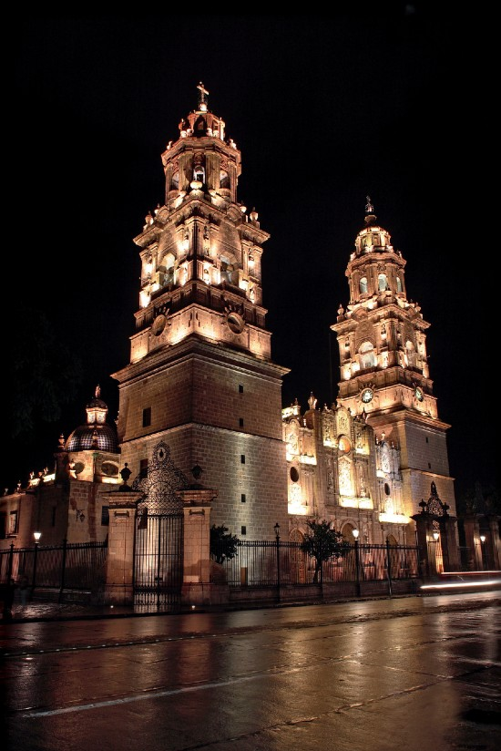 Catedral de Morelia iluminada al anochecer