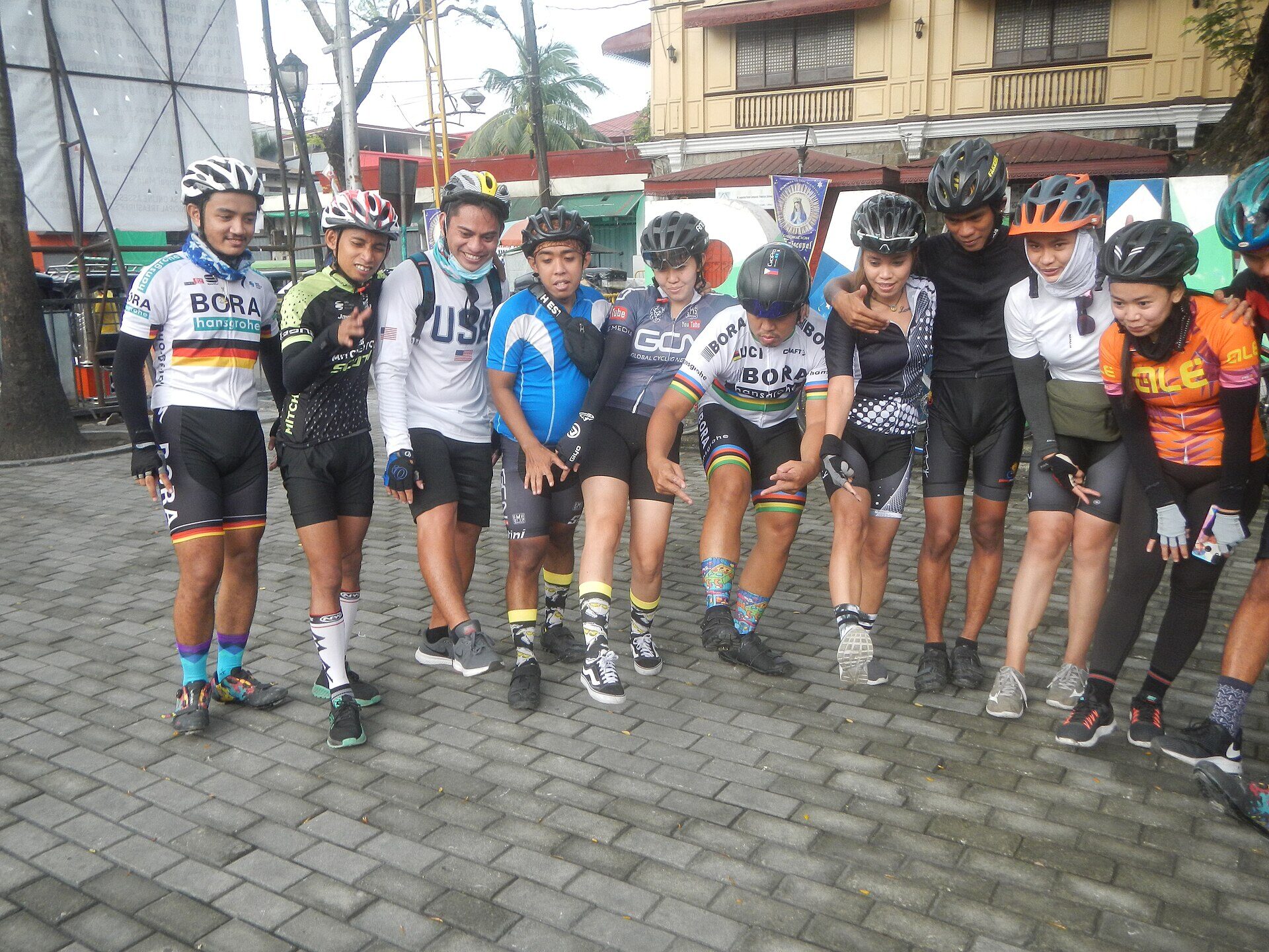 Grupo de ciclistas de ruta reunidos antes de salir a rodar