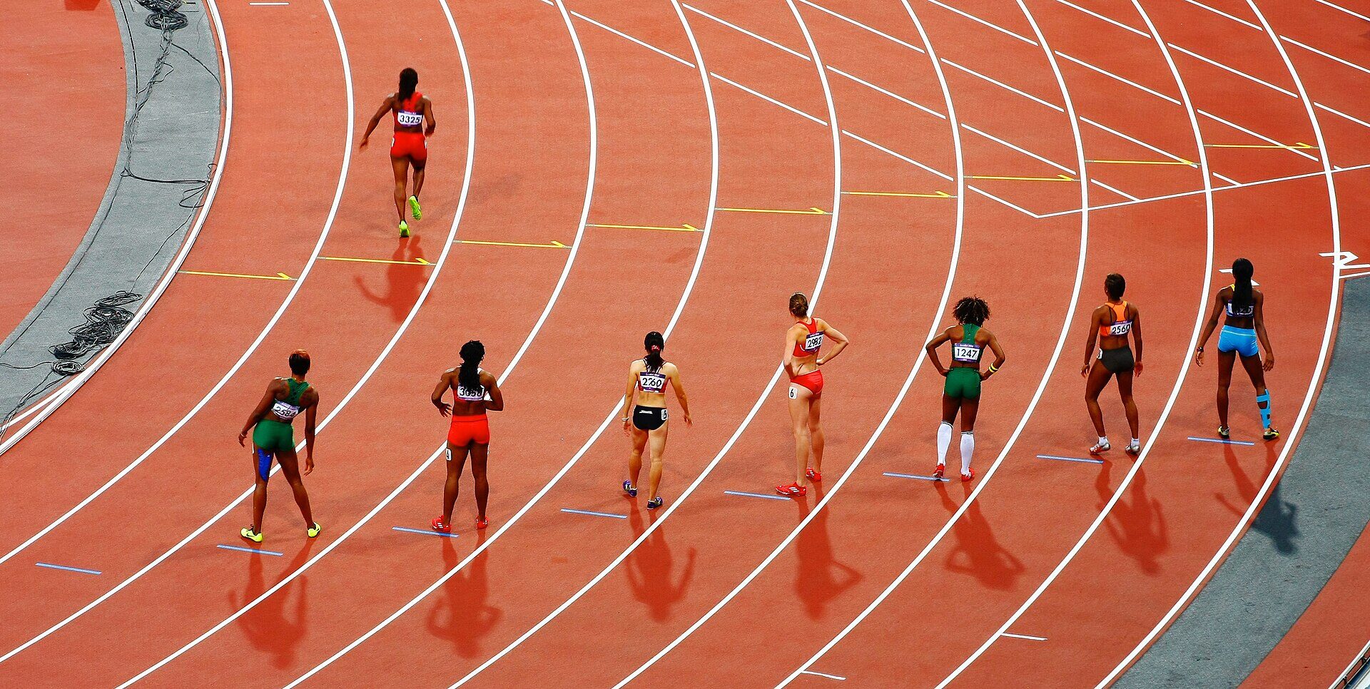 Atletas compiten sobre una pista vista desde arriba