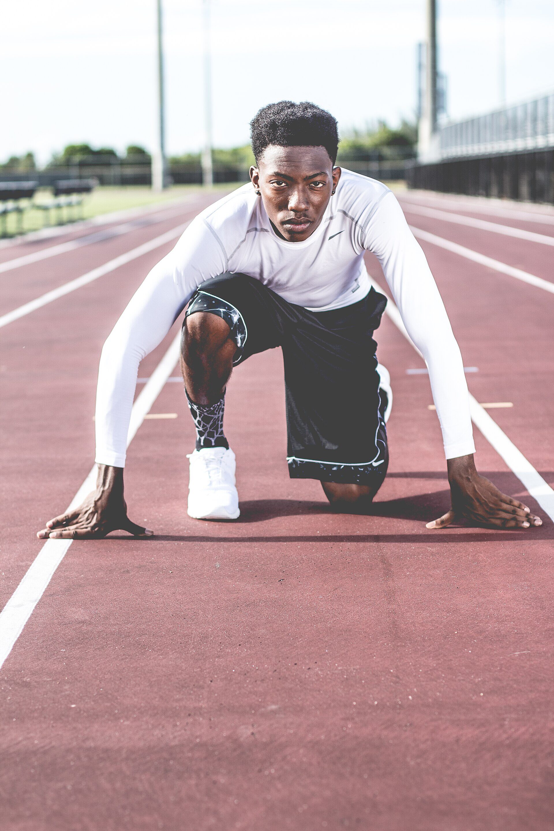 Atleta en posición de salida sobre una pista de atletismo