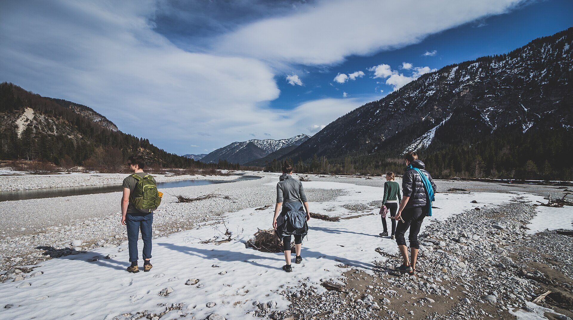 Grupo de excursionistas atravesando un valle rocoso